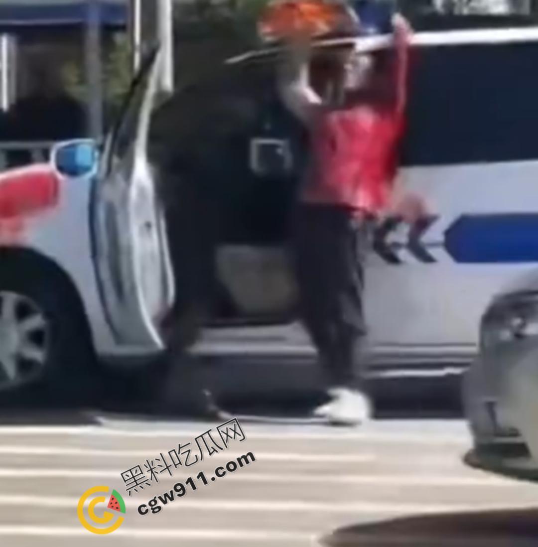 山东泰安市小贩自刎血染街头，与城管争执引绝望一刀，众目睽睽下悲剧上演，真是狠人-6