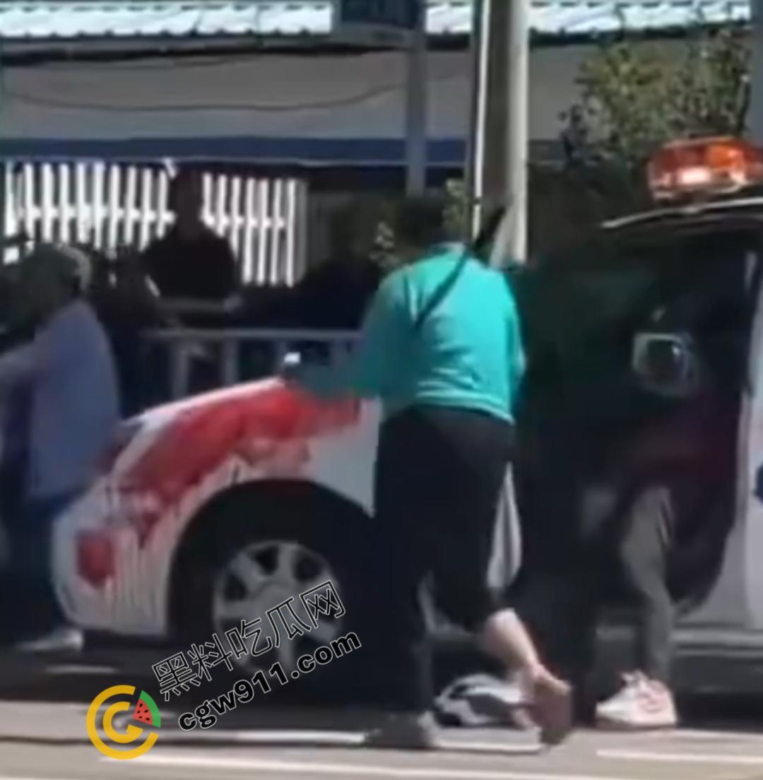 山东泰安市小贩自刎血染街头，与城管争执引绝望一刀，众目睽睽下悲剧上演，真是狠人-7