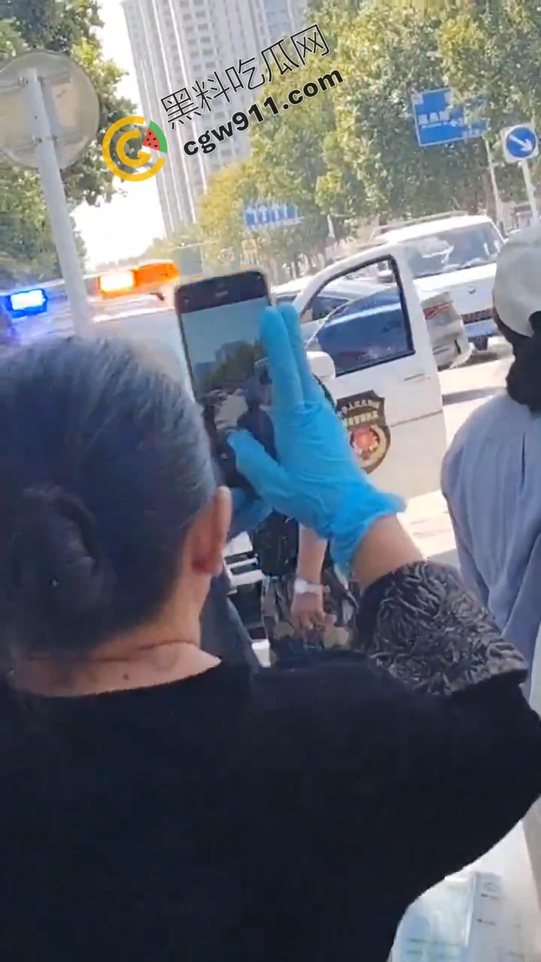 山东泰安市小贩自刎血染街头，与城管争执引绝望一刀，众目睽睽下悲剧上演，真是狠人-8