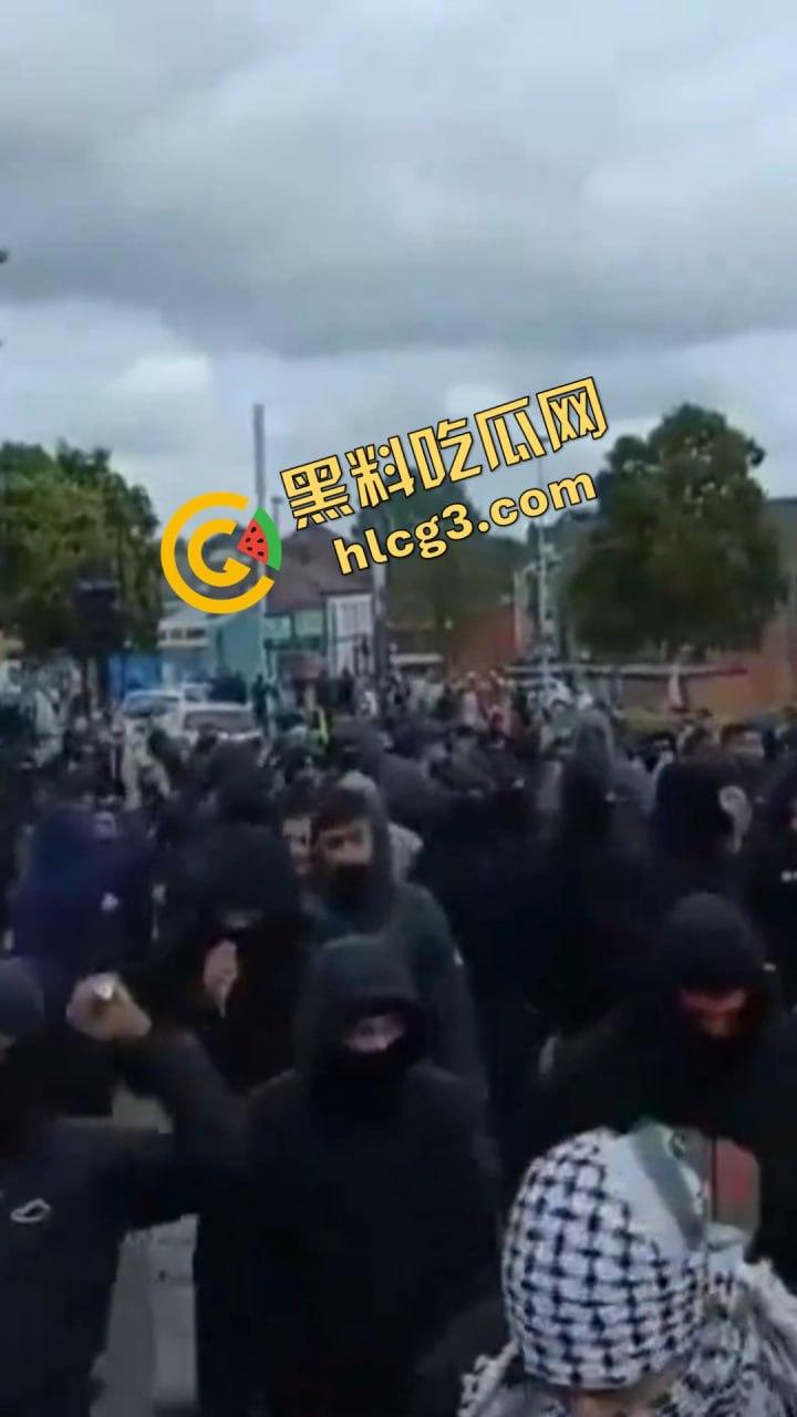 英国移民集会冲突升级：武装移民群体街头抗议引发暴力冲突！-7