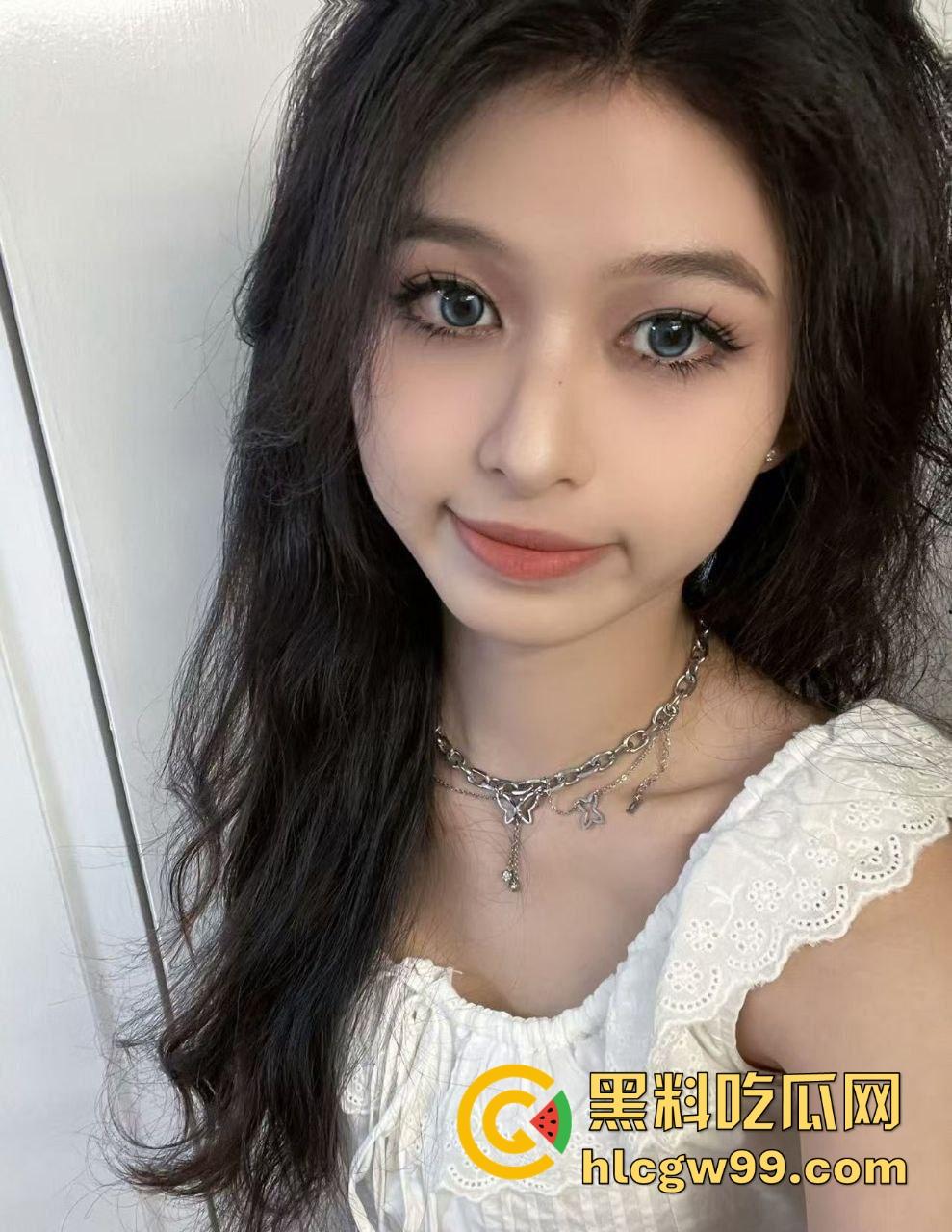 安徽师范大学女大学生【蒋弱弱】情趣内衣自拍骚照,酒店全裸自拍,最爱被大鸡巴从后面怼穿!-1