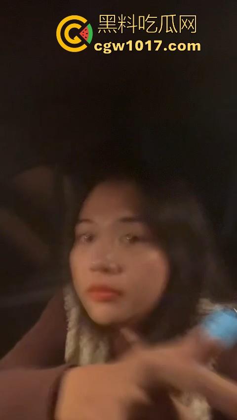 广东省潮州饶平捉奸现场！深夜操完送别人的老婆回家被逮，绿帽老公在车外拿手电一直拍，骚逼还好意思捂脸！-11