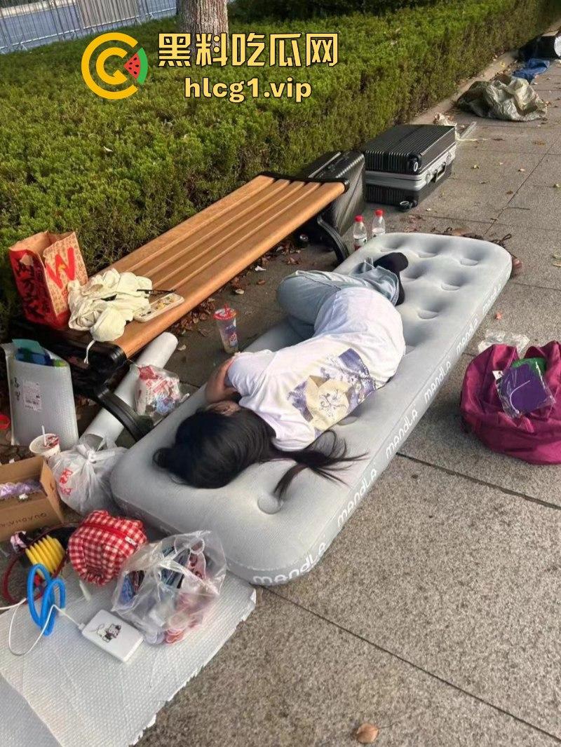 时代少年团真不愧是内娱顶流！此刻常州奥体的外场气氛嗨到堪比演唱会现场！-3