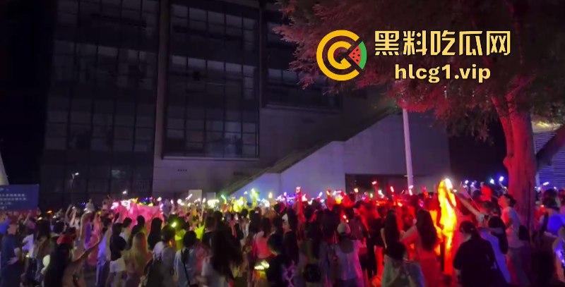 时代少年团真不愧是内娱顶流！此刻常州奥体的外场气氛嗨到堪比演唱会现场！-9