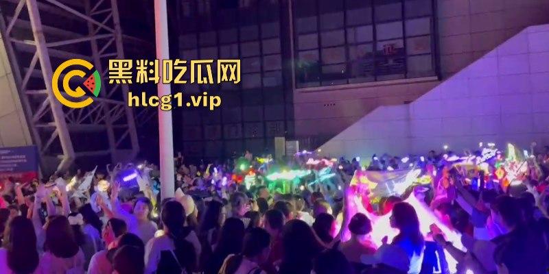 时代少年团真不愧是内娱顶流！此刻常州奥体的外场气氛嗨到堪比演唱会现场！-12