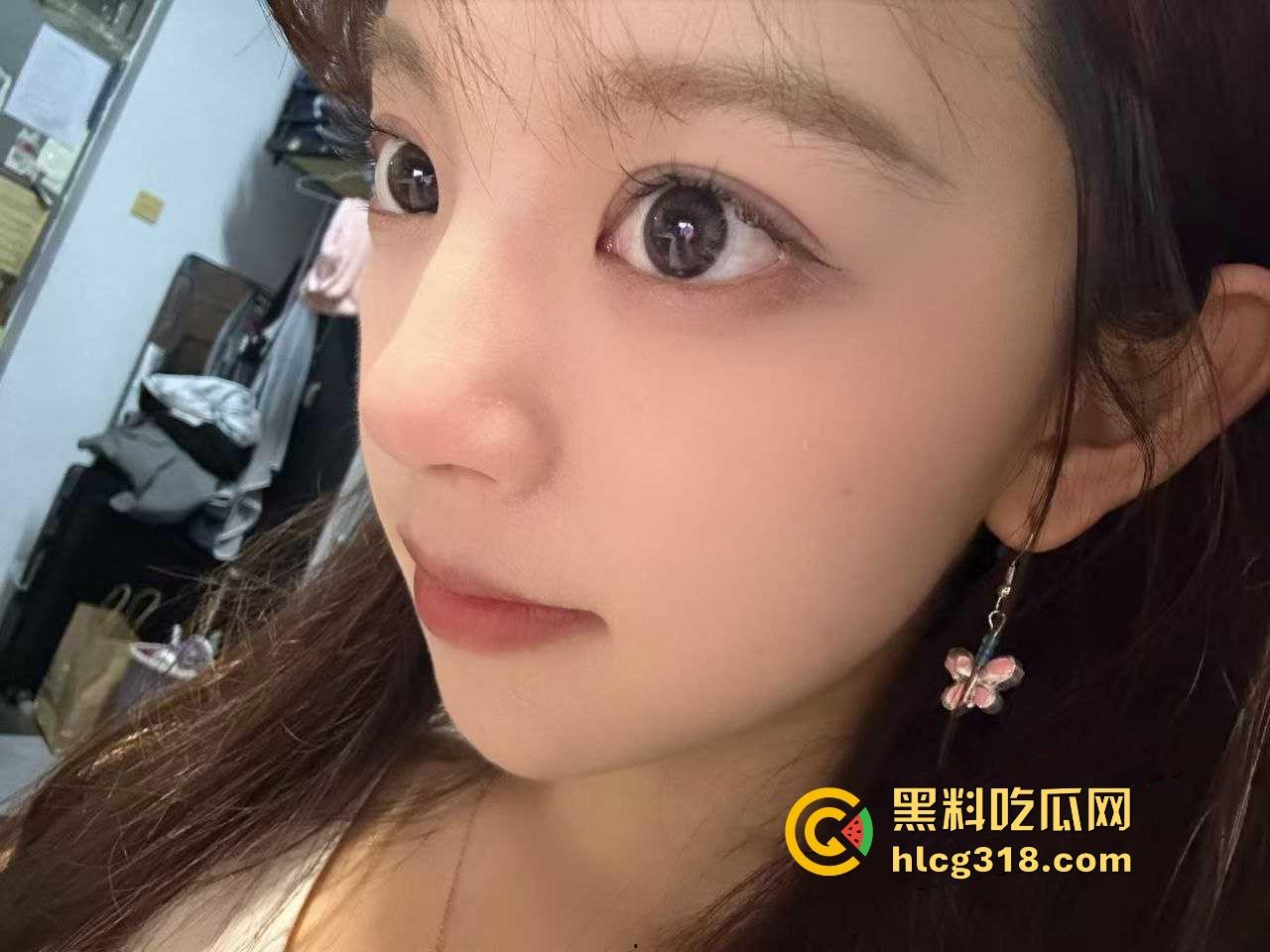 南京大学大一学妹【秦诗瑶】极品高颜值母狗，白丝开裆裤跪在地上吃主人的鸡，极具反差骚气十足！-4