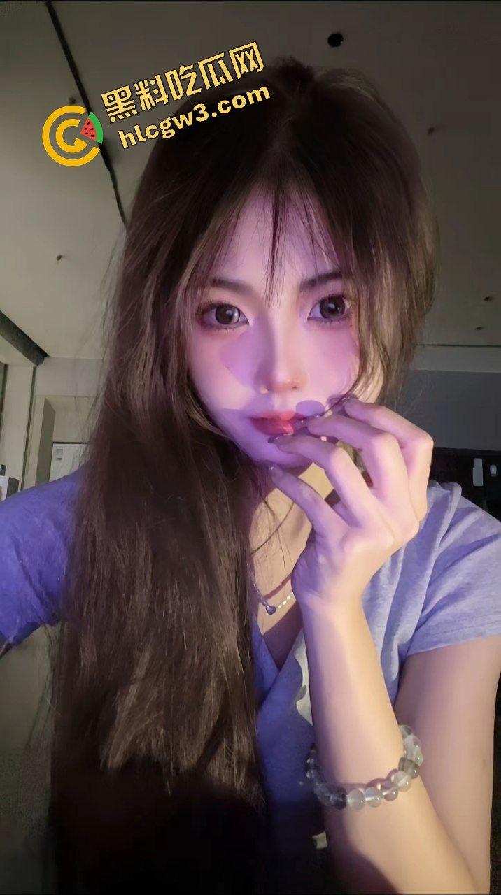 抖音内蒙古02年精神反差骚鸡『CC.』混迹酒吧勾搭单男 骚舞调情黑丝私拍！独家曝光！-7