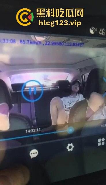 滴滴车里演出活春宫！女乘客后排抠逼，司机吓得连头都不敢回！-6