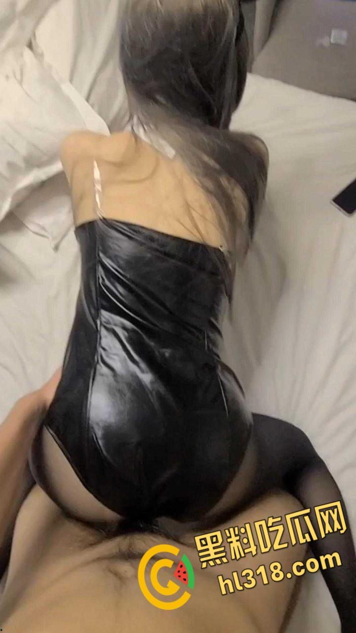 天津传媒学院校花【周怡瑄】，反差母狗爱穿黑丝，性感兔女郎跪在地上口交，劲爆身材简直就是完美炮架-7