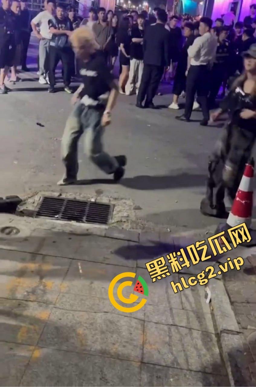 北京工体坦克大战黄毛细狗，全程碾压毫无还手之力，细狗惨被三角绞！-2