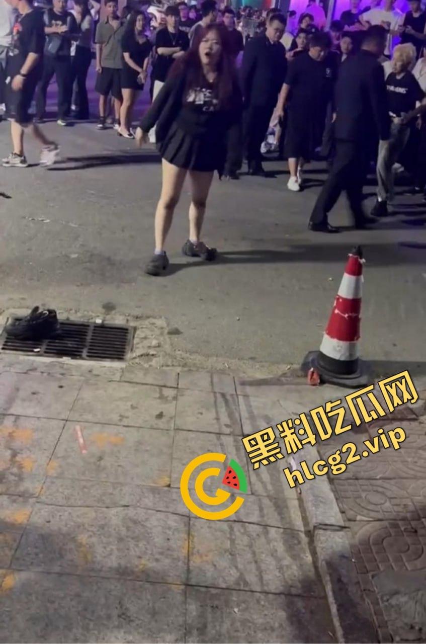 北京工体坦克大战黄毛细狗，全程碾压毫无还手之力，细狗惨被三角绞！-7