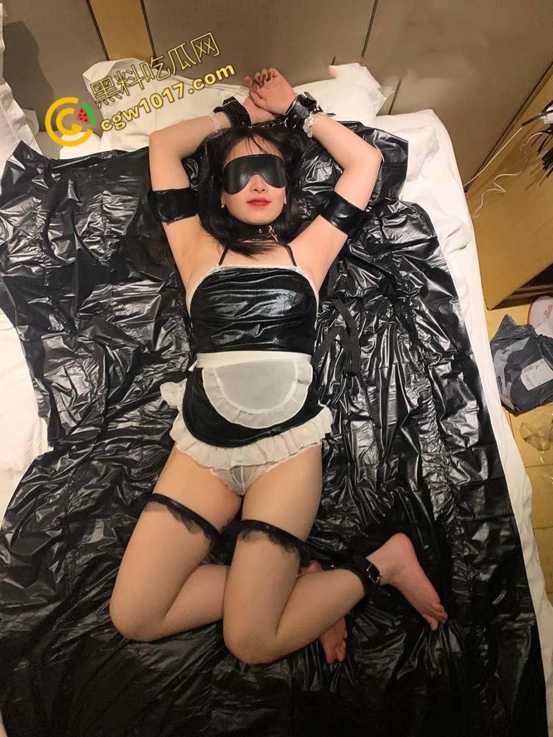 北京国企员工【邓佳佳】分手后被曝：清纯眼镜婊被前男友各种调教，粉嫩小穴被无套内射，床上淫态尽显！-9