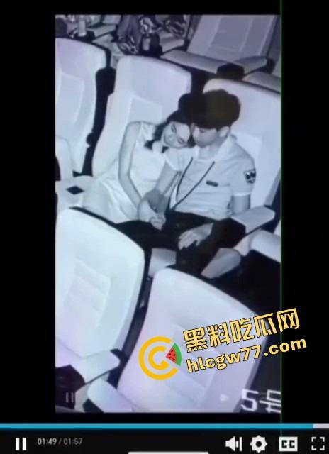 电影院当炮房？小情侣亲热全程被高清监控直播，年纪轻轻就直播开档，社会这课学得真扎实！-12