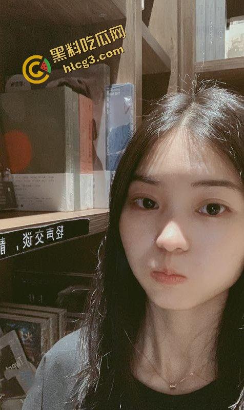 重庆交通大专反差炮架『周慧娟』白脸黑逼小贱货 和男友酒店出租房打扑克吃鸡视频泄密！-1