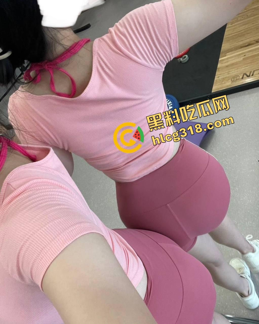 绿帽惨剧真实上演，兄弟亲手操自己女友内裤还没落地就开干，老婆被干到呻吟求饶，看完根本停不下来！-2