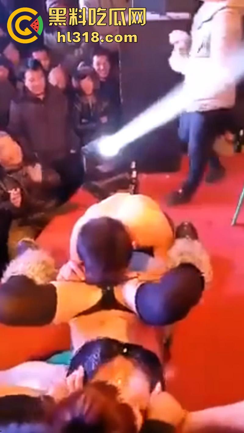 河南农村低俗成人表演，骚逼舞台上邀请观众，上台舔穴吃逼，旁边的大爷都兴奋坏了，看来是馋了啊！-3