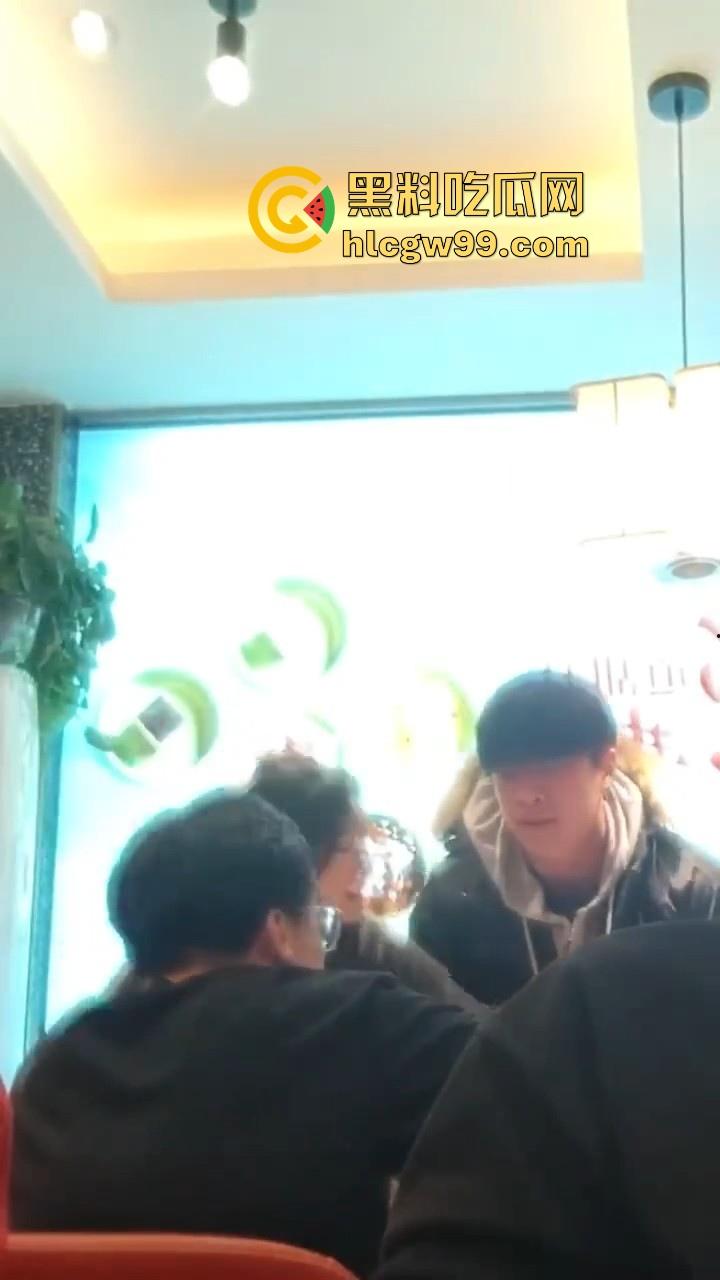 趁好兄弟出差深夜约其女友吃火锅，不料兄弟当场对质，出个差家给偷了！-5