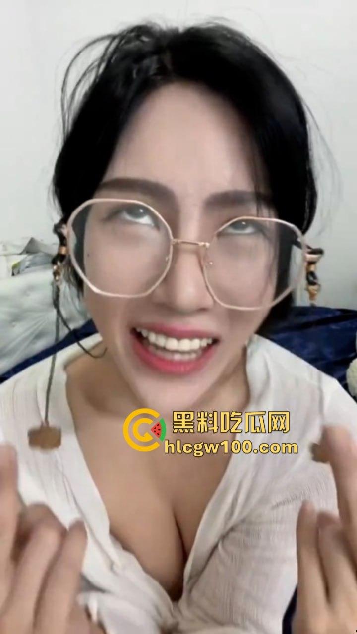 推特【zhuhentai】最抽象癫狂的骚母狗 摆出各种及其夸张的姿势和表情 再多看一眼我都怕她吃了我-1