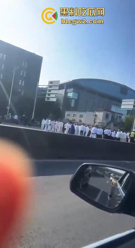 上海沪松公路被国利员工堵到爆！讨薪没问题，害全场牛马迟到真是要命！-5