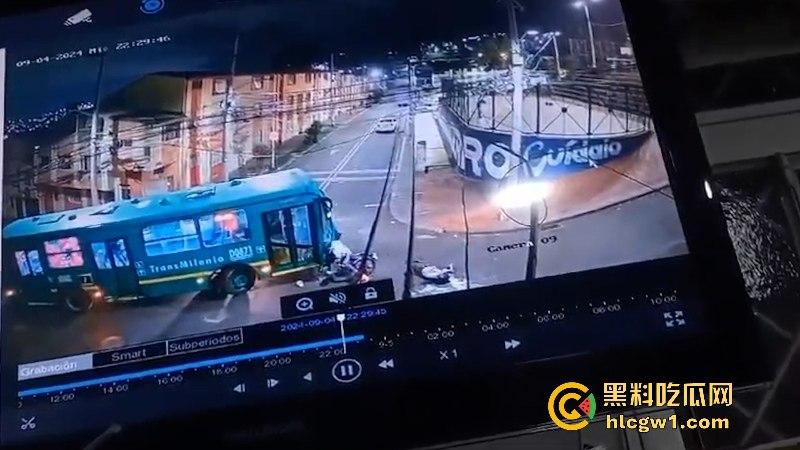 血腥慎点！老外街头飙车撞上公交当场暴毙 无码现场视频流出满地脑浆-1