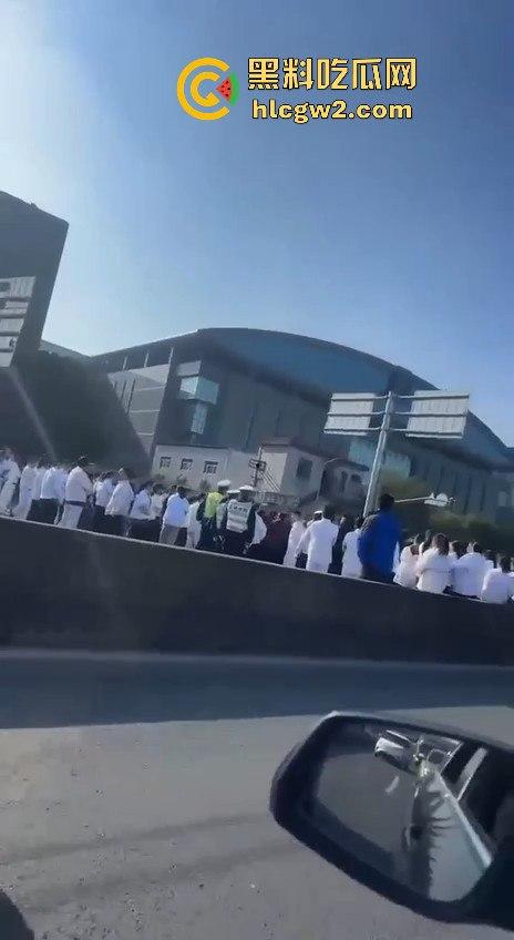 上海沪松公路被国利员工堵到爆！讨薪没问题，害全场牛马迟到真是要命！-10