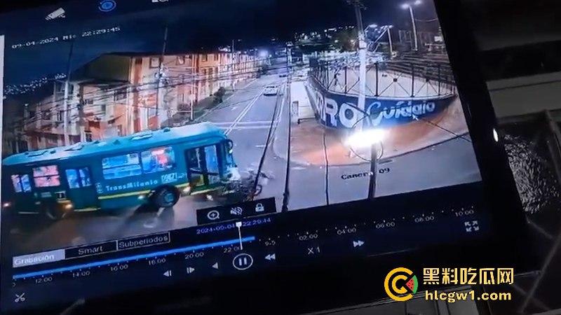 血腥慎点！老外街头飙车撞上公交当场暴毙 无码现场视频流出满地脑浆-5