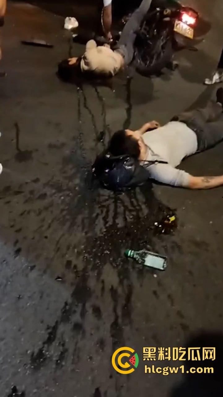 血腥慎点！老外街头飙车撞上公交当场暴毙 无码现场视频流出满地脑浆-6