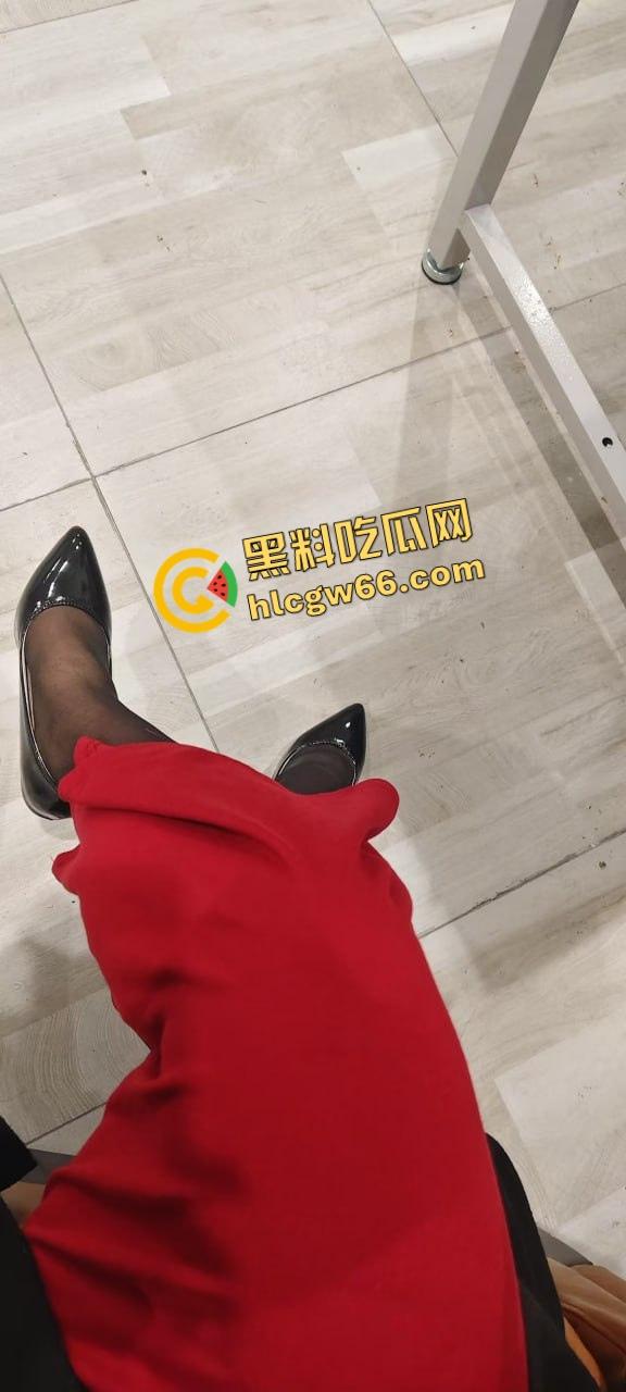 河南大学生开房玩疯了，当着沸羊羊的面桌子上无套开肏，兄弟轮着推屁股，这逼简直成了公共资源！-2