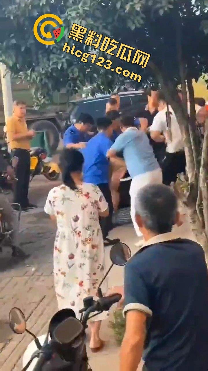 江西抚州执法人员暴力脚踹男子，官方回应称肢体冲突！-4