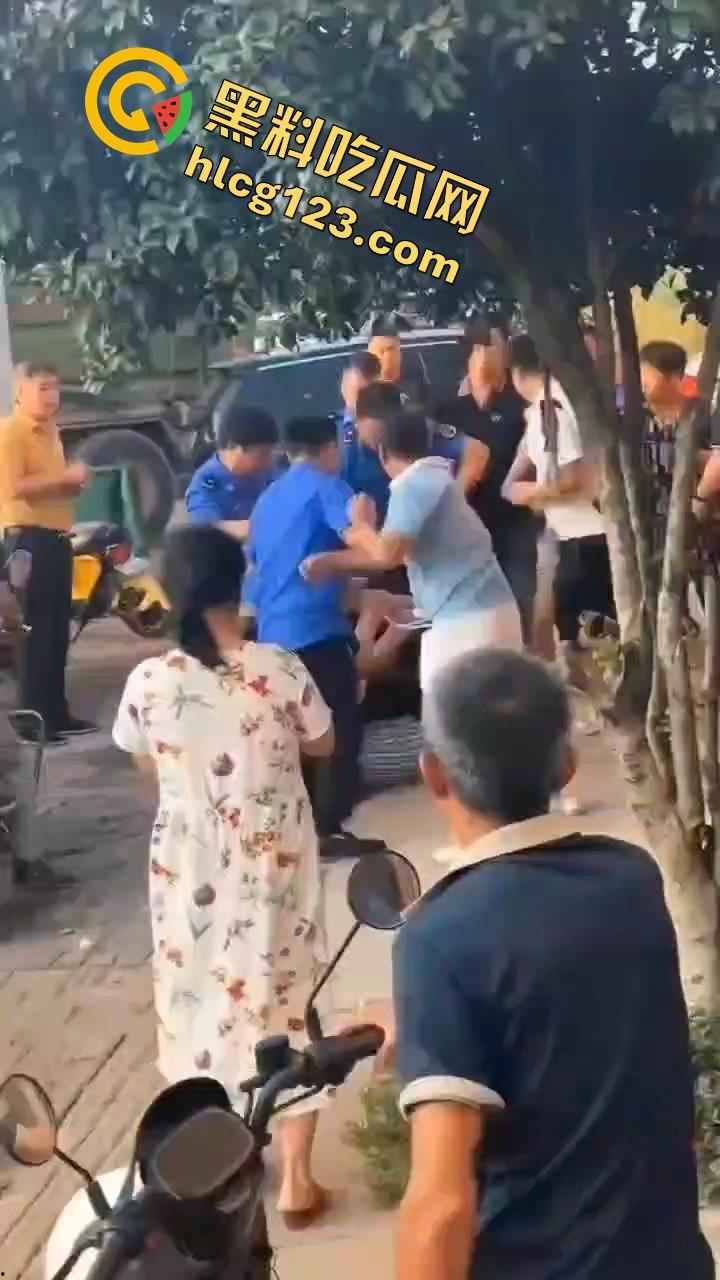 江西抚州执法人员暴力脚踹男子，官方回应称肢体冲突！-6