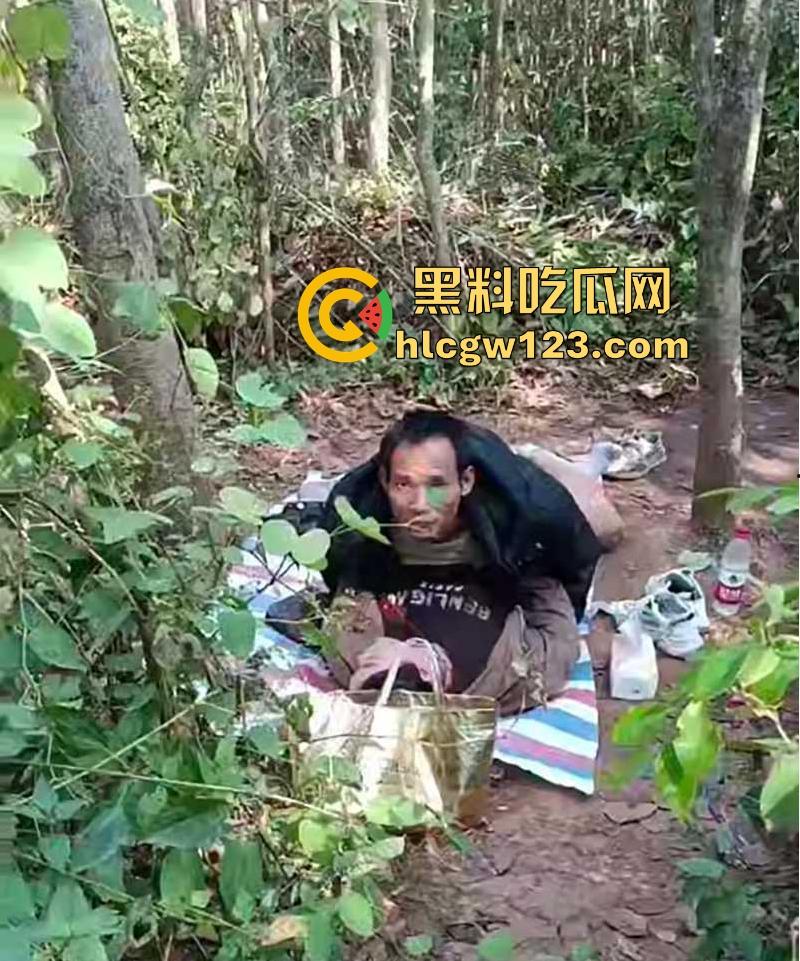 大爷大娘野战偷情干的正激烈 瓜友竟在旁边扰人好事怼脸拍摄 气的大爷大骂傻B差点吓阳痿！-5