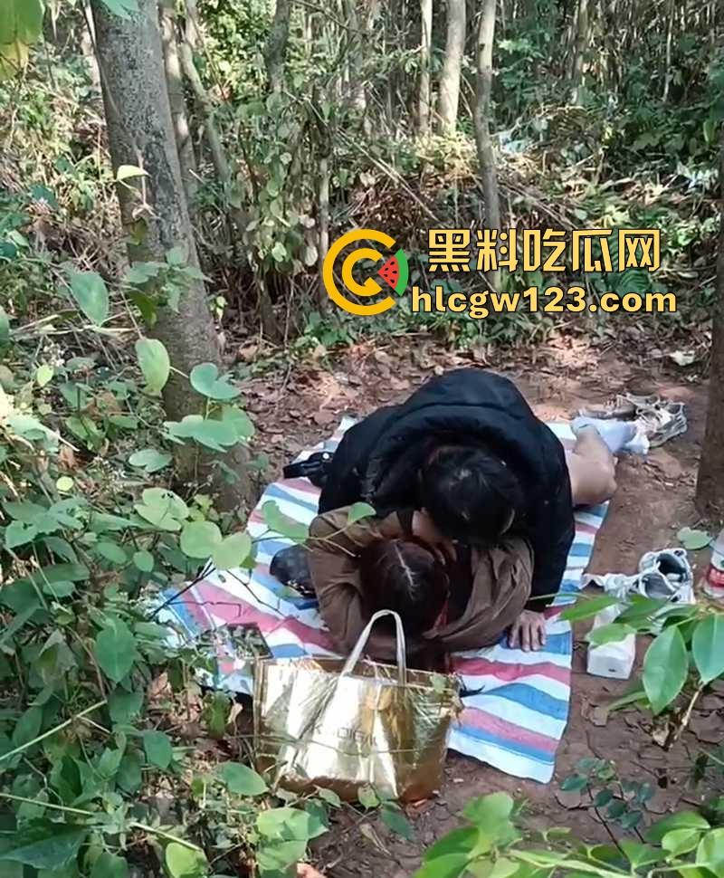 大爷大娘野战偷情干的正激烈 瓜友竟在旁边扰人好事怼脸拍摄 气的大爷大骂傻B差点吓阳痿！-6