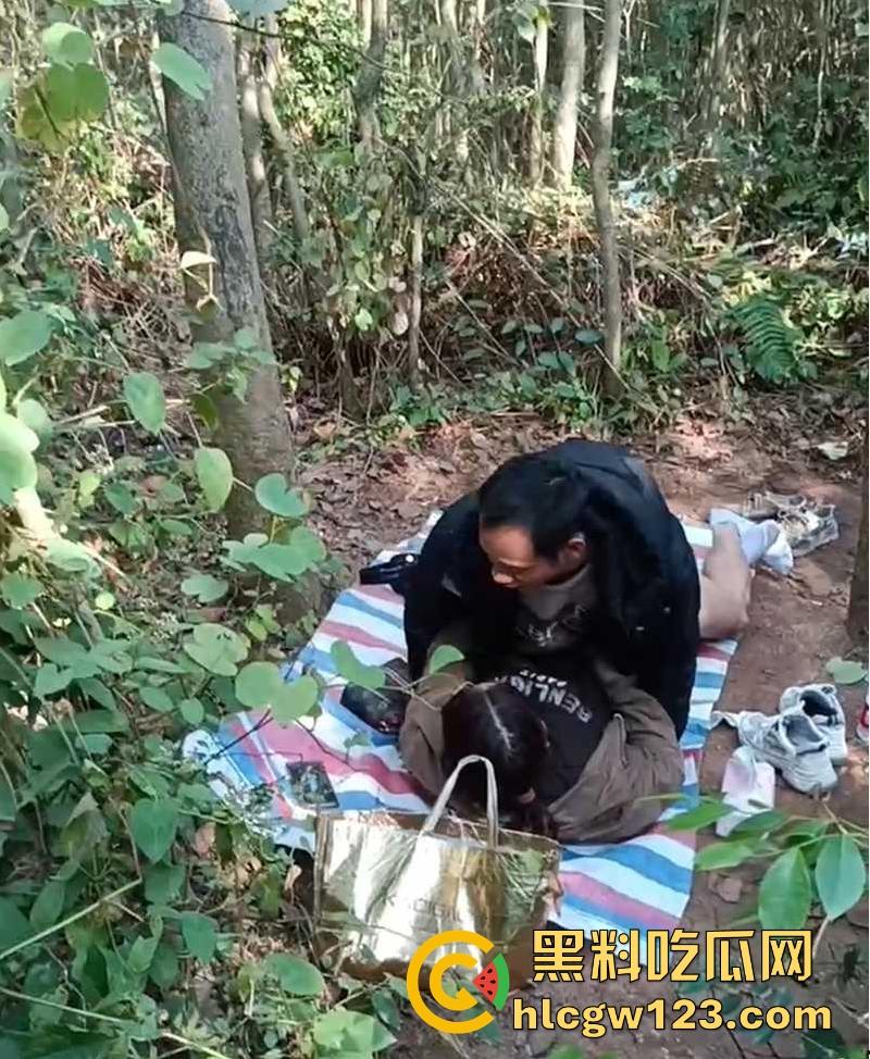 大爷大娘野战偷情干的正激烈 瓜友竟在旁边扰人好事怼脸拍摄 气的大爷大骂傻B差点吓阳痿！-7