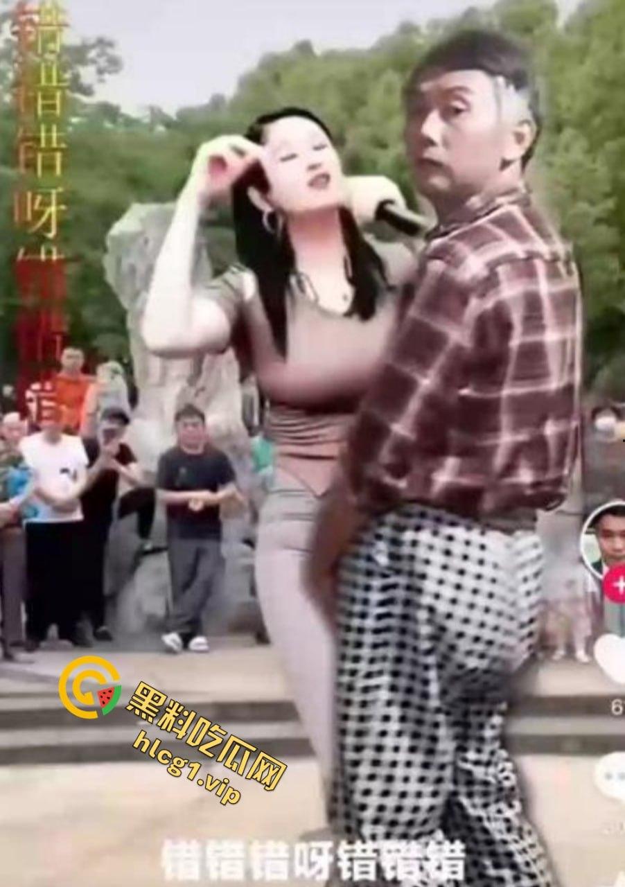 抖音62岁大爷『吕爱全』饥渴难耐!与多位人妻网红合拍!竟隔着屏幕摩擦人妻小腹!-5