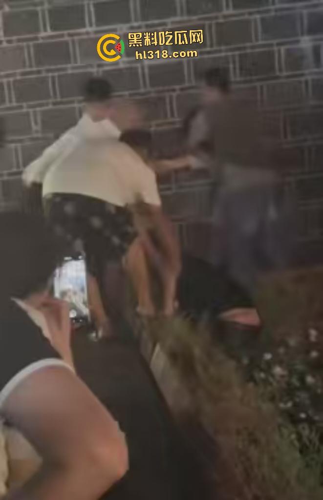 四川宜宾老公不给妻子买秋天第一杯奶茶跳河，白衣小哥拼命抢救还被打，上岸后老公直接一巴掌然后拖走！-1