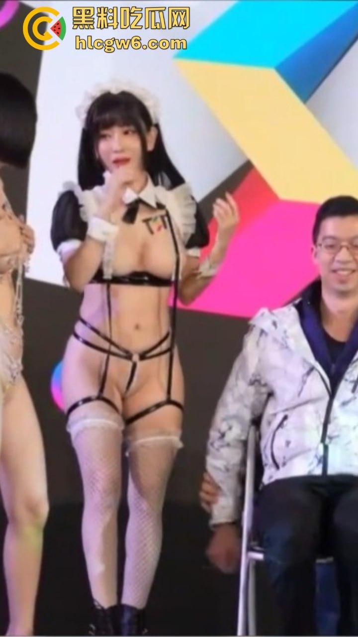 台湾成人展太敢玩，两大女优现场狂骑男粉丝，坐腿上贴身调情，高清镜头拍到压枪都快hold不住了！-2