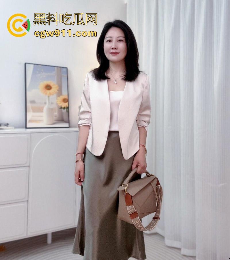 深夜聚会喝多，在阳痿哥哥旁边后入暴操嫂子，无套后入打桩，紧张刺激全程无尿点！-1