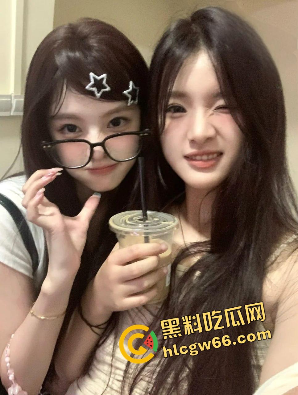 长沙兰博基尼富二代酒店双飞姐妹花，俩骚婊抢鸡猛舔争上位，奶子挺臀圆口活爽爆，舔脚自拍被曝光！-5