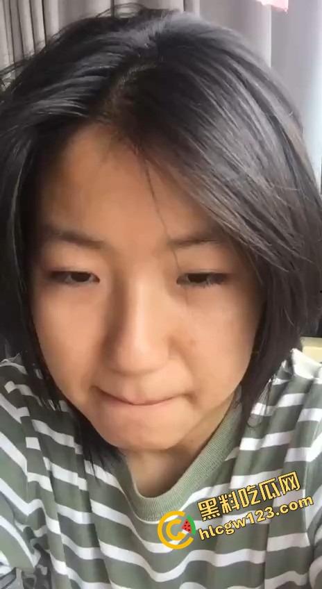 隔壁女租客【王梦】太会舔了！第一次口交就拉丝流白，跪着舔精不带擦，跪着舔完还乖乖自己坐上来！-1