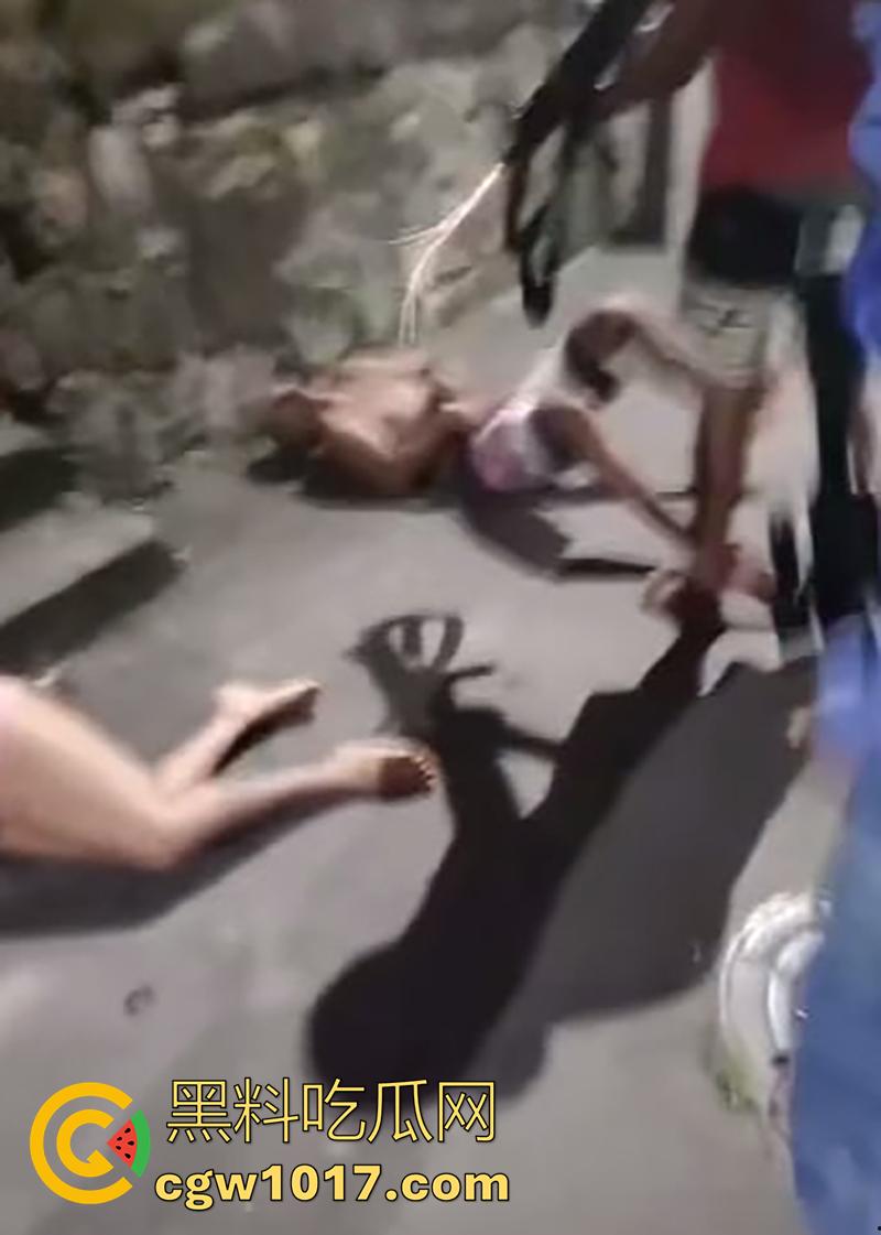 国外偷情的惨痛代价，情夫直接被爆头，老公不解恨还上前补枪，这出轨的代价还真不小啊！-6