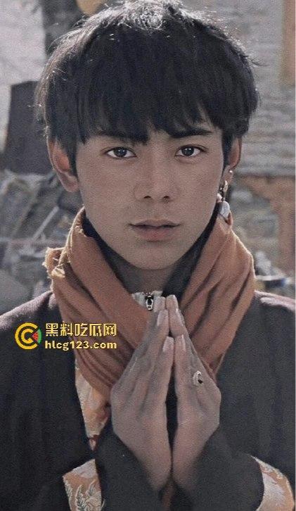 理塘王丁真降临，low逼才抽纸烟，男人该抽电子烟！90周年《What makes me smoke》致纸烟党，草泥马丁真！-1