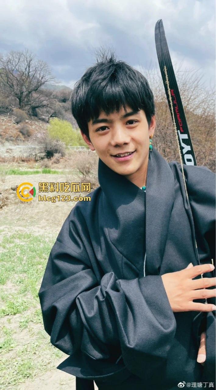 理塘王丁真降临，low逼才抽纸烟，男人该抽电子烟！90周年《What makes me smoke》致纸烟党，草泥马丁真！-4