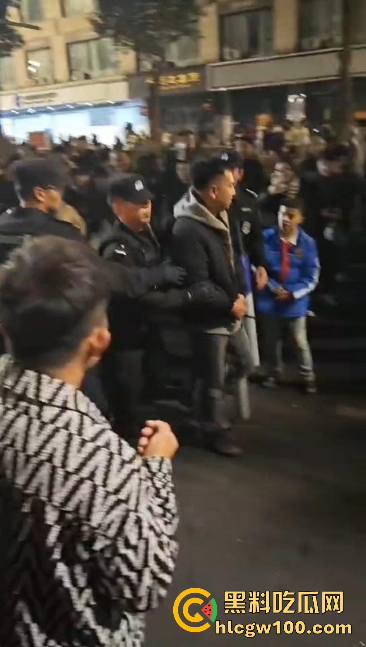 温州广场烟花事件搞笑收场，大半夜点烟花浪漫没享受多久，气氛没拉满，警察先到了，警察一到直接带走！-4