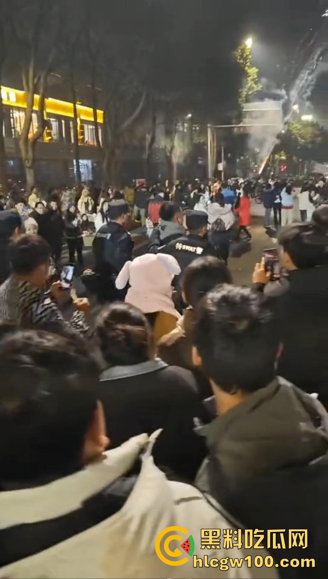 温州广场烟花事件搞笑收场，大半夜点烟花浪漫没享受多久，气氛没拉满，警察先到了，警察一到直接带走！-5