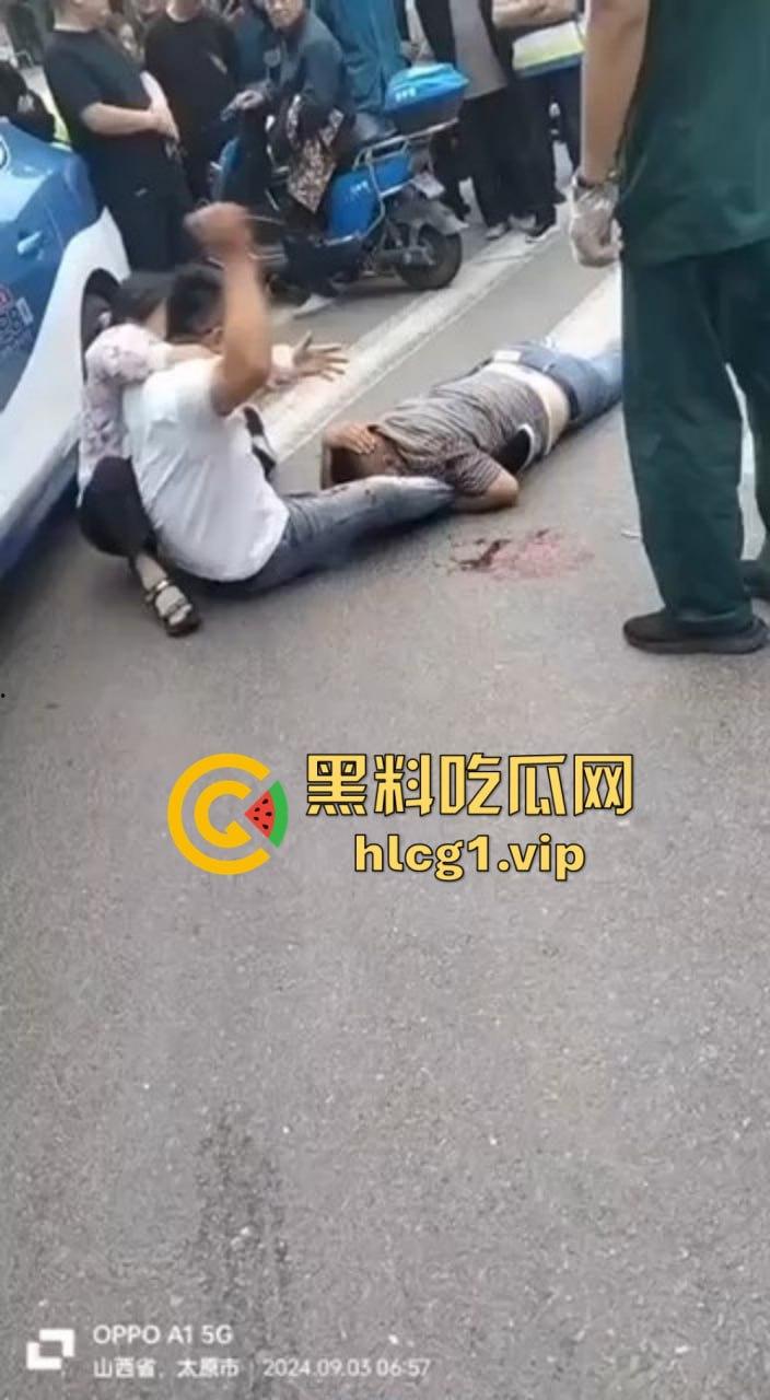 太原街头血腥一幕！男子酒驾撞车后持砖暴打司机，周围群众冷眼旁观吃瓜！-2