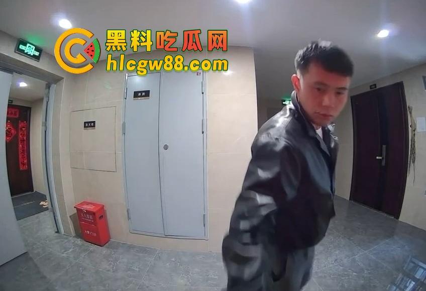 山东小区惊现饿疯贼娃子，大白天溜门撬锁，被发现撒腿就跑，半路还蹲阳台偷看，咋的？饿到不死心？-4