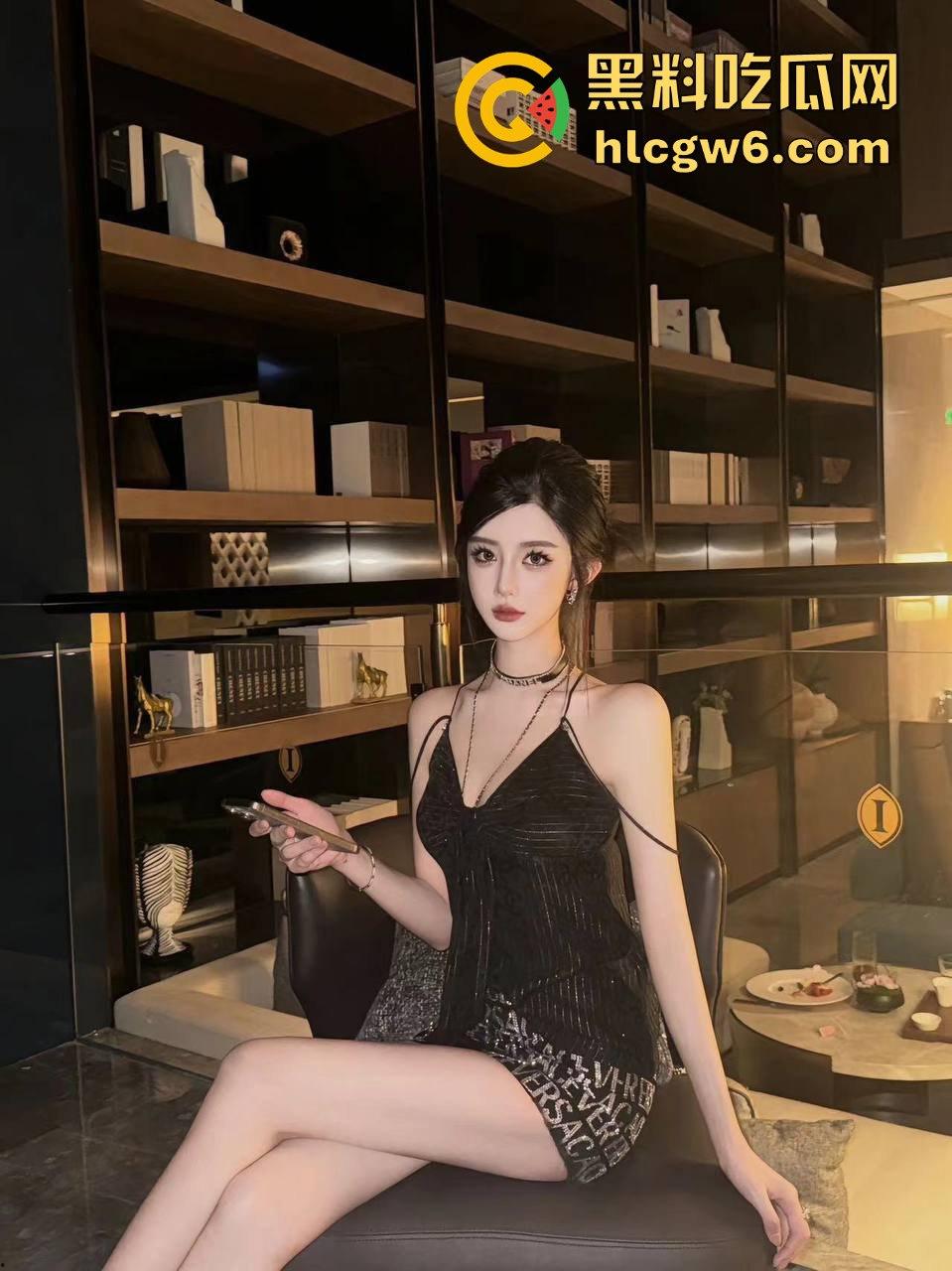 三亚狼友的高端玩法，1K一刺的高颜值外围，包夜20张，荧光套操完小姐回家，男友看见发光的逼直接开吵！-2