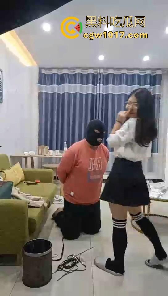 不良小妹调教自己的肥宅男奴，暴力美学性爱，舔鞋舔脚都是基本操作，小胖狗乖乖的听话只为得到女主人的怜悯！-5