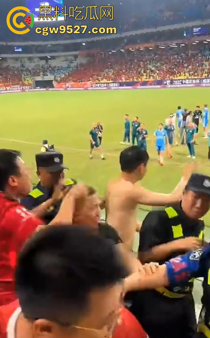 四川成都足协杯半决赛，蓉城vs河南，看台球迷发生大规模冲突，多人互殴有球迷跳入场内被带走！-2