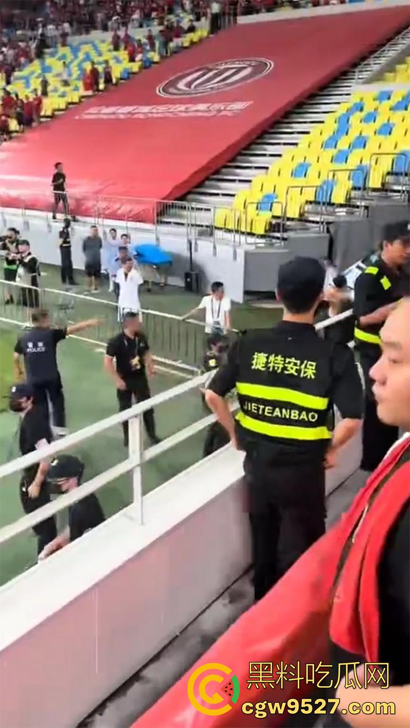 四川成都足协杯半决赛，蓉城vs河南，看台球迷发生大规模冲突，多人互殴有球迷跳入场内被带走！-8